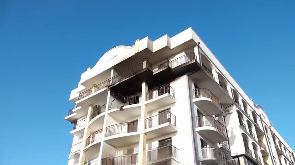 В селе Мысхако беспилотник попал в квартиру в Счастливом переулке, вызвав пожар. На улице Надежды в двух частных домах повреждены окна. На улице Ленина повреждены остекление и кровля