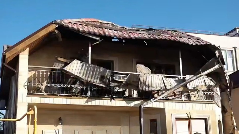 В Приморском районе на улице Первопроходцев у частного дома повреждены фасад и забор