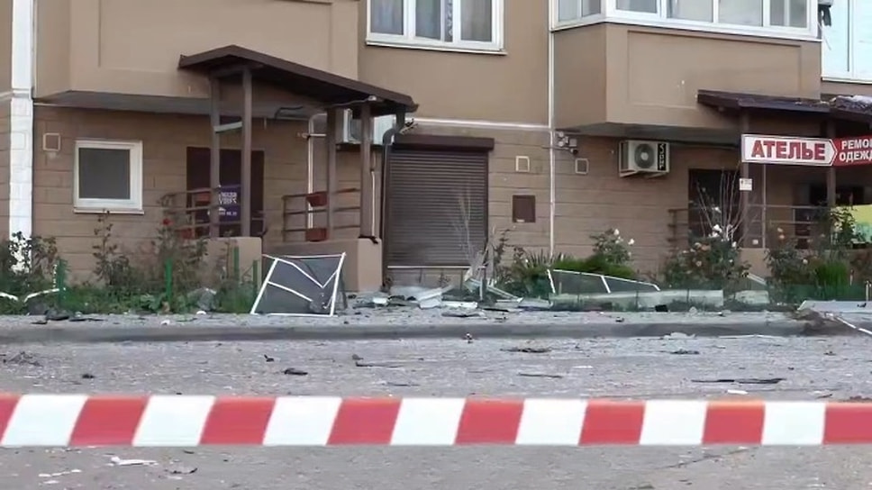 Как сообщает оперштаб региона, двое пострадавших мужчины, которые, несмотря на предупреждения о необходимости находиться в укрытиях, были на улице. Один из них получил ранение средней степени, другой — легкой