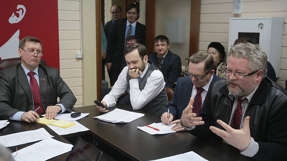 Досрочные выборы мэра Новосибирска стали, как считают эксперты, в определенной степени сюрпризом и для власти, и для оппозиции (на фото представители оппозиции обсуждают соглашение о координации действий на выборах)