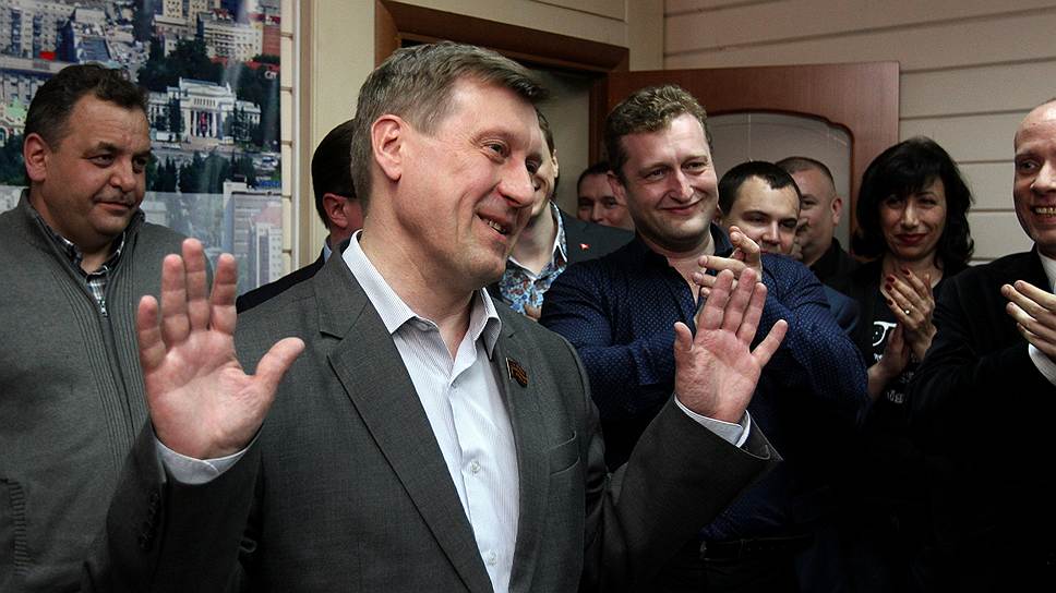 Коммунист Анатолий Локоть, победивший на выборах мэра Новосибирска, обещал чиновникам мэрии не проводить тотальную кадровую зачистку