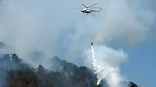 Вертолет Ми-8 тушит лесной пожар в Красноярском крае
