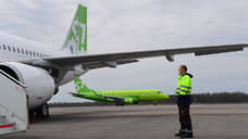 В аэропорту Толмачево самолет при выруливании на полосу задел крылом мачту освещения