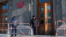 Мужчина, обливший крыльцо мэрии Новосибирска краской, обвиняется в дискредитации вооруженных сил РФ