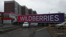 Фура Wildberries протаранила несколько автомобилей на парковке в Новосибирске
