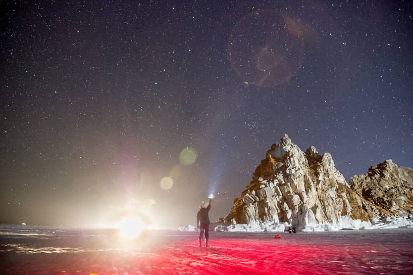 Жанровая фотография. Фотографы снимают звездное небо на острове Ольхон на Байкале.