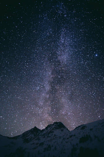 Жанровая фотография. Виды Республики Алтай. Вид ночного неба, звёзд и Млечного пути на фоне Катунского хребта в Республике Алтай.