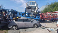 Строительный кран упал в Новосибирске на припаркованные автомобили