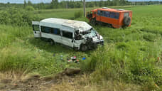 Микроавтобус с 17 пассажирами и КамАЗ столкнулись в Красноярском крае