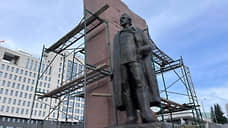 Памятник Чехову вернули на Театральную площадь Красноярска после реставрации