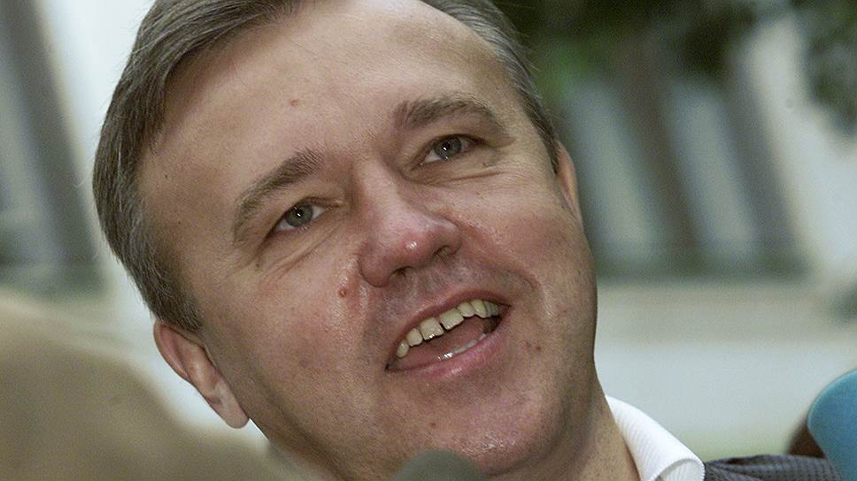 Выборы губернатора Красноярского края в 2002 году. Во второй тур вышли спикер местного законодательного собрания Александр Усс и Губернатор Таймыра Александр Хлопонин. Разрыв между ними составил всего около 2%.