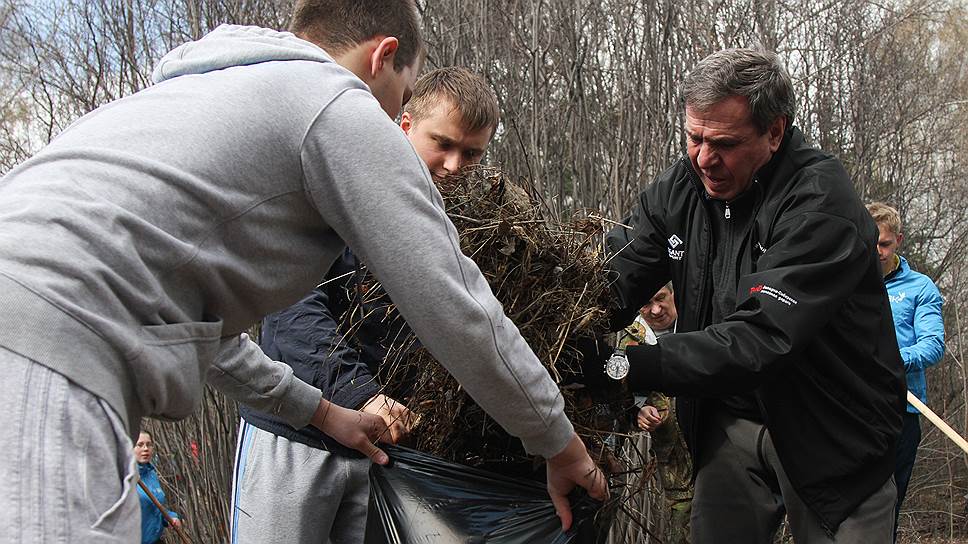 Апрель 2014 года. Губернатор Владимир Городецкий на субботнике в Дендрологическом парке.