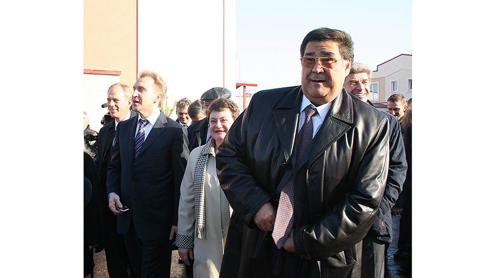 Первый заместитель премьера России Игорь Шувалов и Аман Тулеев на открытии города-спутника Лесная Поляна в 2008 году.