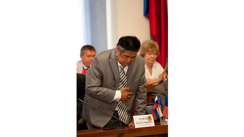 Аман Тулеев на сессии горсовета Кемерова, на которой был рассмотрен вопрос об отставке мэра Владимира Михайлова. 2012 год.

