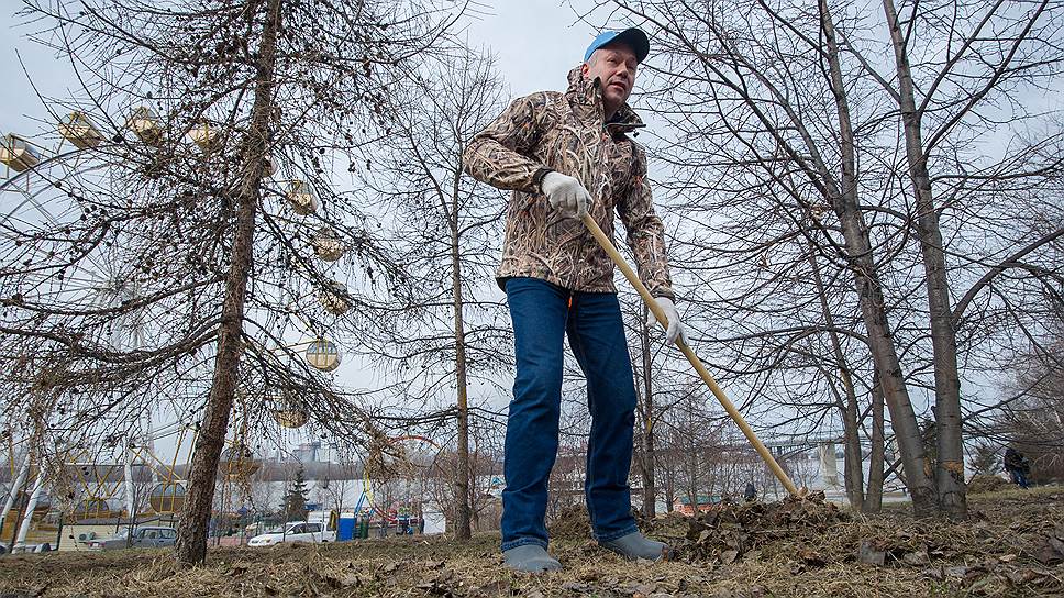 В субботнике принял участие врио губернатора Андрей Травников в кепке хоккейного клуба «Сибирь»