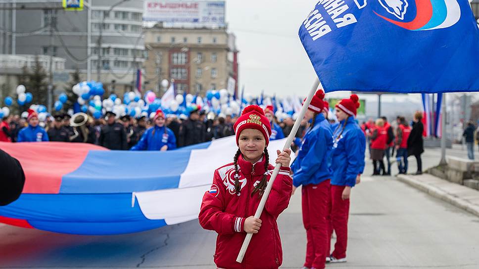 Участники демонстрации, посвященной Дню весны и труда, идут мимо правительства Новосибирской области