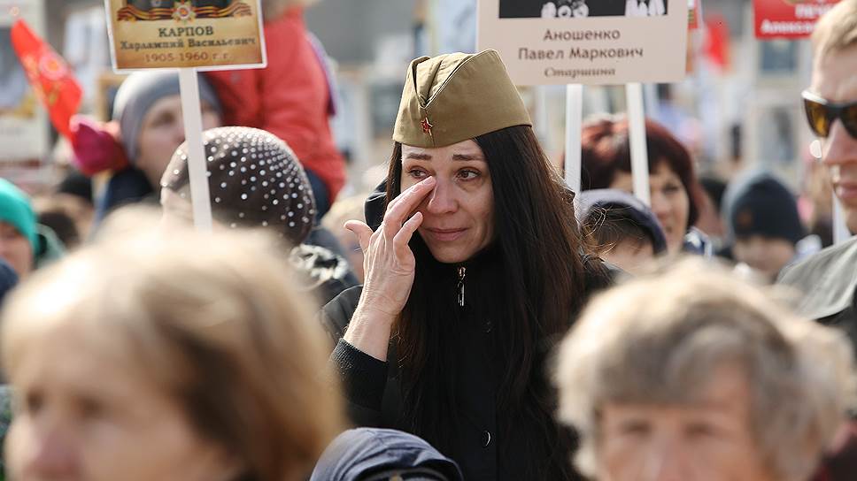 Участники акции «Бессмертный полк» во время шествия по центральным улицам Новосибирска.