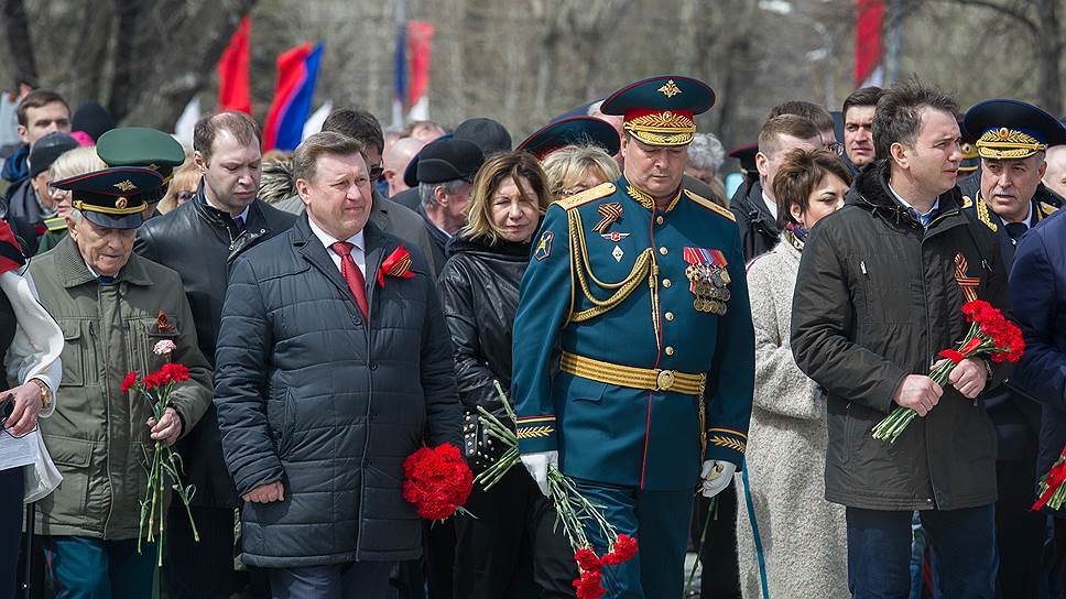 Мэр Новосибирска Анатолий Локоть и председатель горсовета Дмитрий Асанцев на Монументе славы