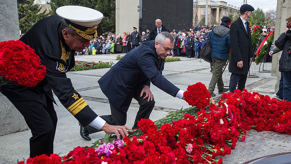 Полпред президента в Сибири Сергей Меняйло и врио губернатора Новосибирской области Андрей Травников во время возложения цветов на «Монументе Славы» в Новосибирске