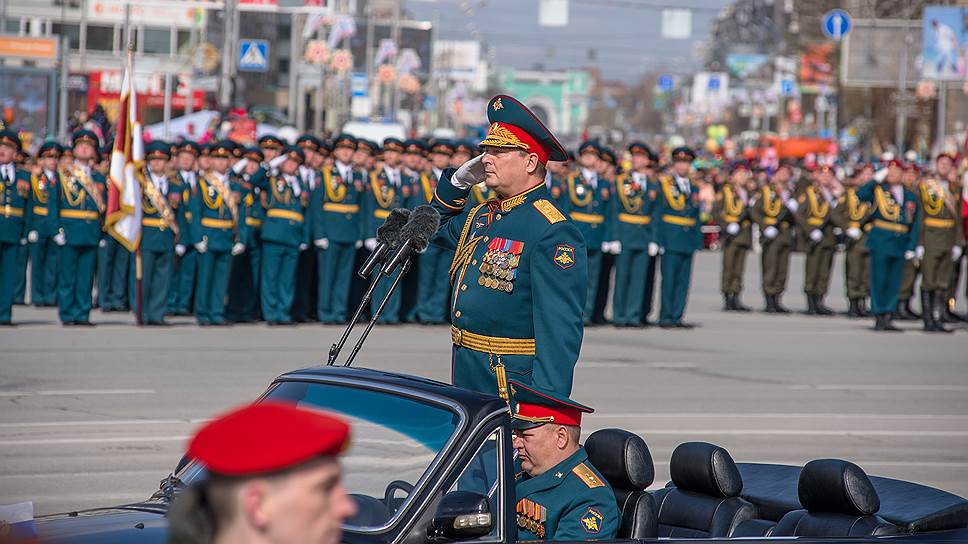 Парад войск Новосибирского гарнизона на Площади Ленина