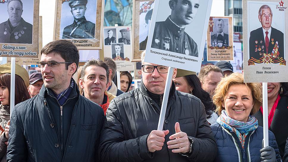 Советник мэра Новосибирска Виктор Толоконский со своей супругой во время шествия «Бессмертного полка»