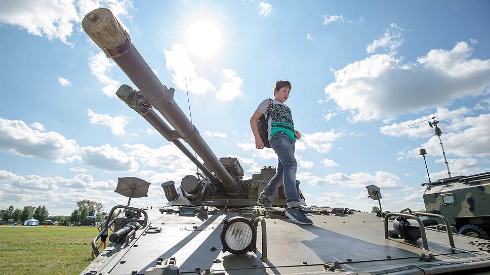 На военную технику можно было даже залезать