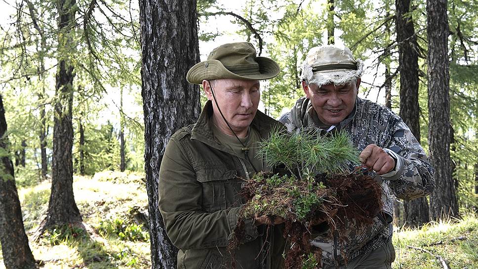 Президента сопровождали директор Саяно-Шушенского заповедника Геннадий Киселев, глава Тывы Шолбан Кара-оол, министр обороны России Сергей Шойгу (справа) и директор ФСБ Александр Бортников