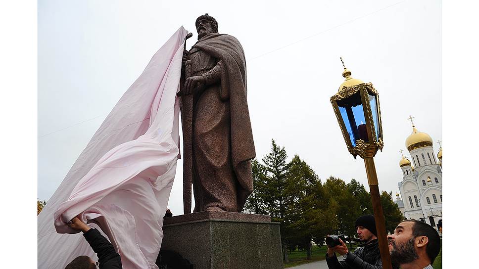 Когда чехол начали стягивать с памятника, ткань зацепилась за крест в руках князя Владимира