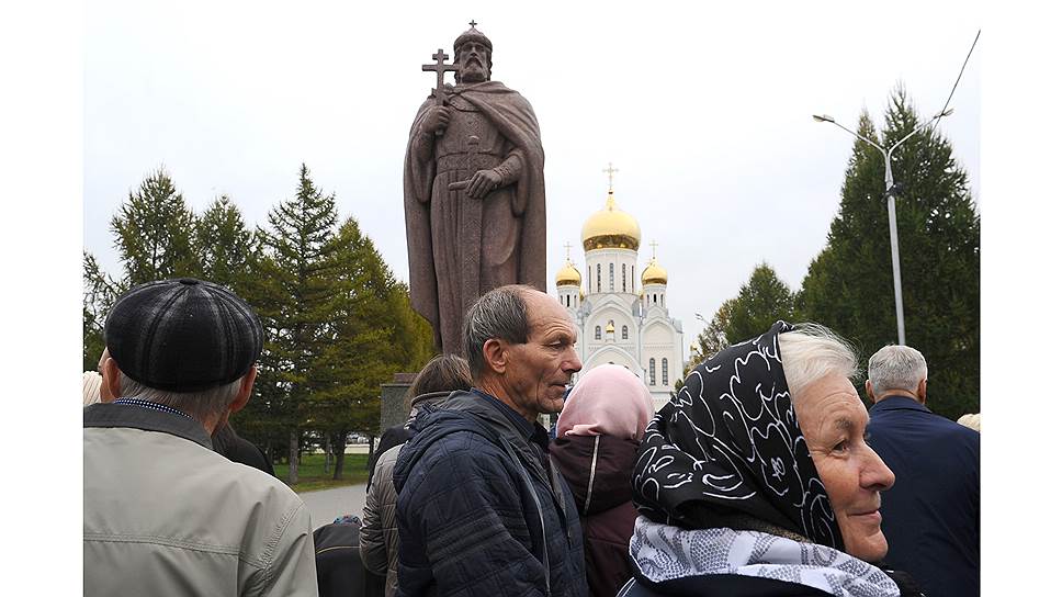 На открытие скульптуры пришли более 100 человек