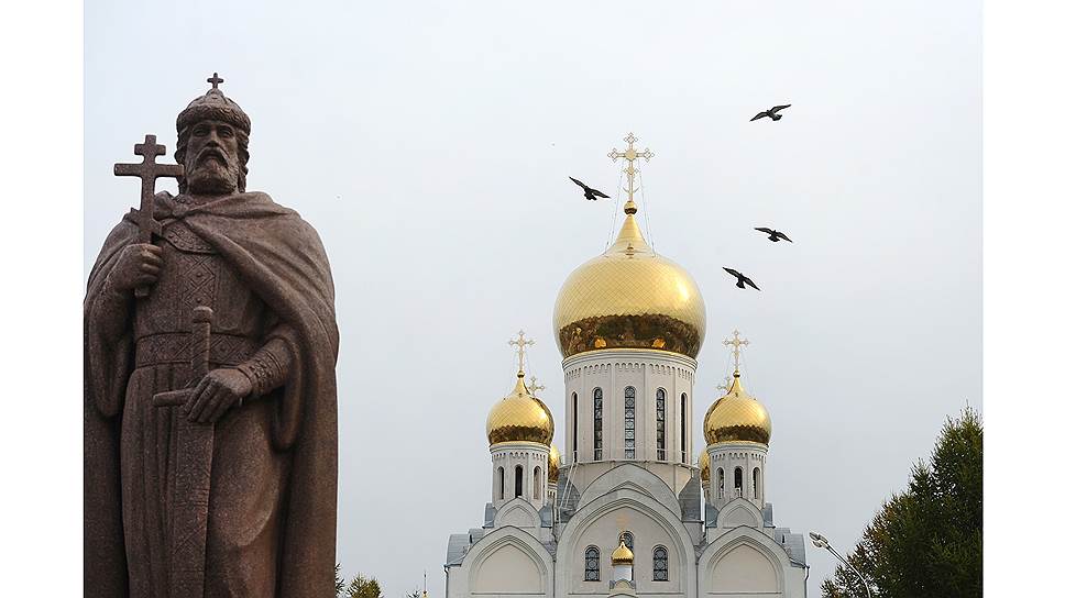 На месте памятника ранее находилась стела «Единение славянских народов»