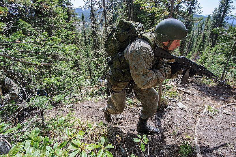 Помимо альпинистской подготовки здесь обучают по арктическим и горнолыжным программам, а также учат выживать в горно-таежной местности без ничего