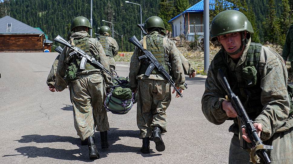 Военнослужащие на территории учебного центра «Ергаки» транспортируют «раненного» 