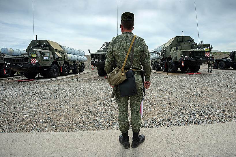 По замыслу учений средства воздушного нападения условного противника, обнаруженные на дальности свыше 400 км, двигались в направлении населенного пункта