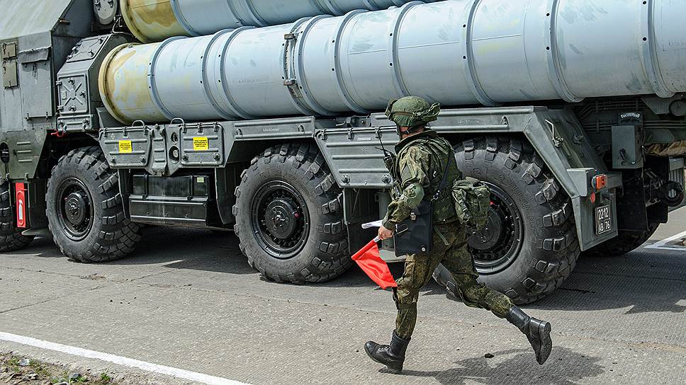 Военный-регулировщик дает команду для старты колонны техники