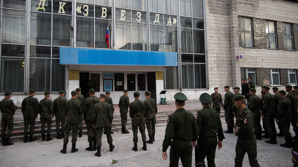 Курсанты и офицеры Новосибирского высшего военного командного училища голосуют на выборах мэра Новосибирска