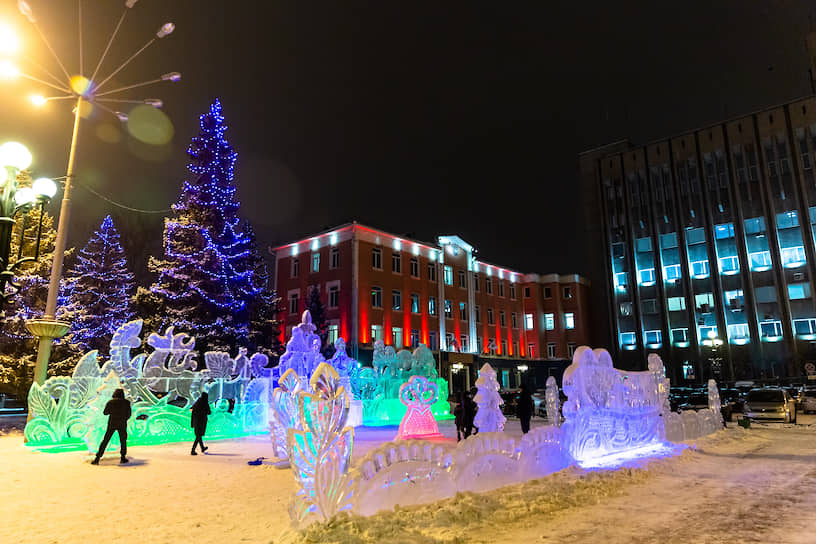 Новогодние украшения в центре Абакана (Хакасия)