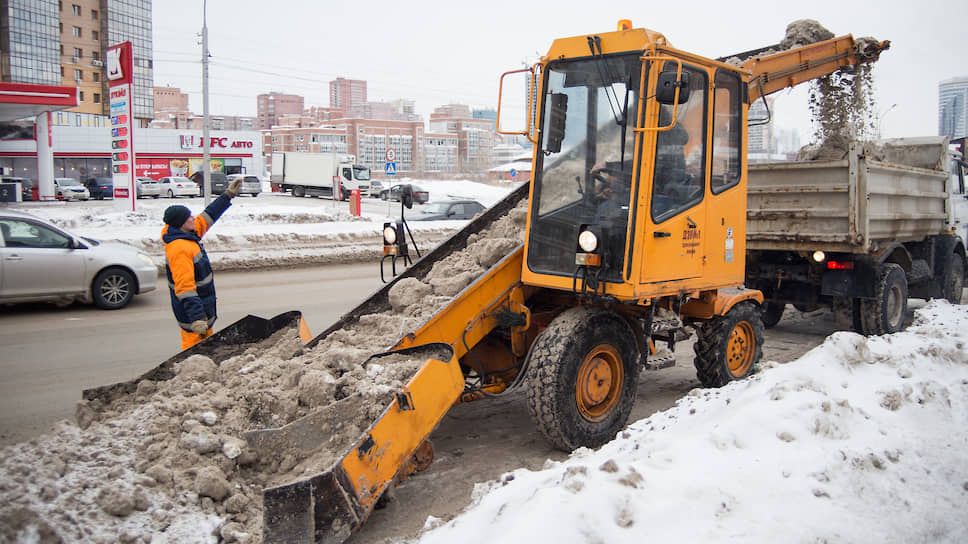 Уборка снега на Ипподромской магистрали 