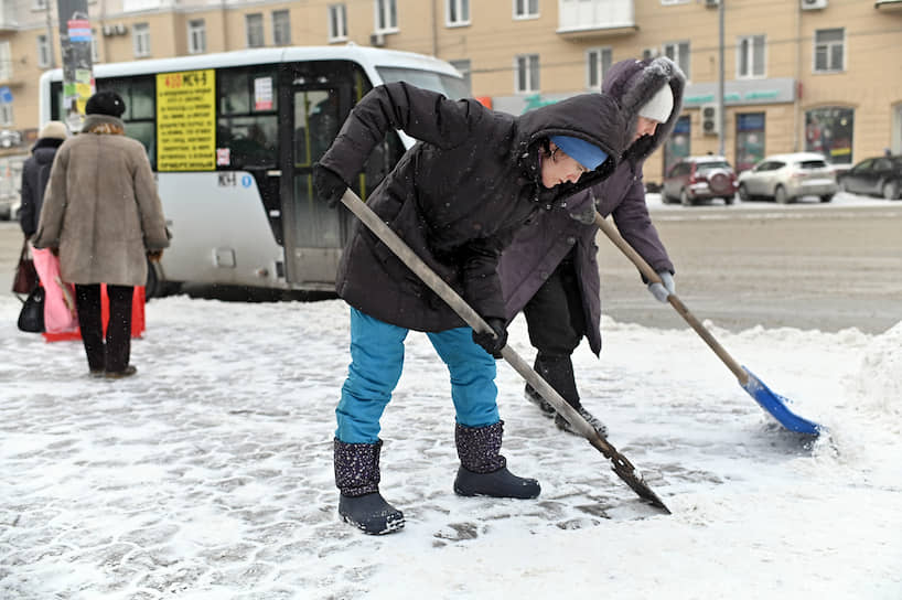 Уборка снега на улицах Омска