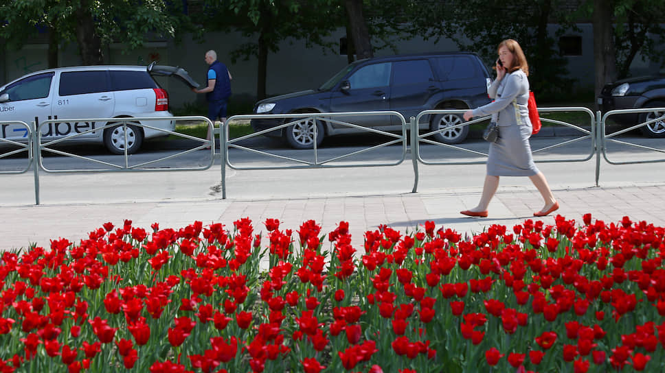 «Сегодня мэром города Новосибирска принято решение о том, что все скверы и транзитные парки открываются для горожан. Гулять можно только по два человека или со своей семьей. При возможности, пожалуйста, оставайтесь дома»,— сказала вице-мэр Анна Терешкова