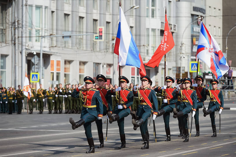 В составе 24 парадных расчетов проходят более 2 200 тысяч военнослужащих и представителей других силовых ведомств