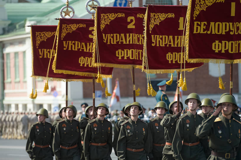 В параде также принимает участие военный расчет в исторической форме времен войны