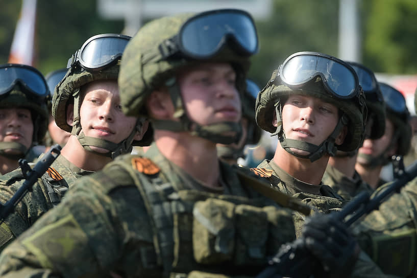 Военнослужащие парадных расчетов на военном параде. Несмотря на эпидемиологическую обстановку в стране и регионе — военнослужащие были без масок