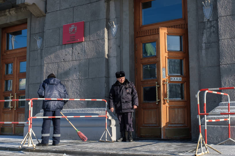 СКР возбудил дело в отношении главы управления по жилищным вопросам мэрии Дениса Ковалева и его предшественника на этом посту Дмитрия Рыбалко. Они, по версии следствия, перечислили на счета фирм-застройщиков всю сумму по контрактам вместо 30% предоплаты, а компании, возводившие жилье, разорились