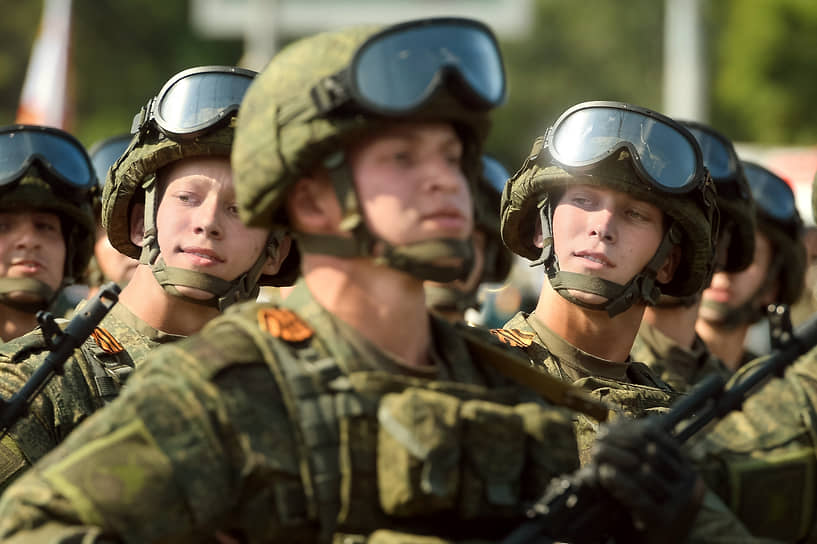 Военнослужащие парадных расчетов на военном параде, посвященном 75-летию Победы в Великой Отечественной войне на площади имени Ленина