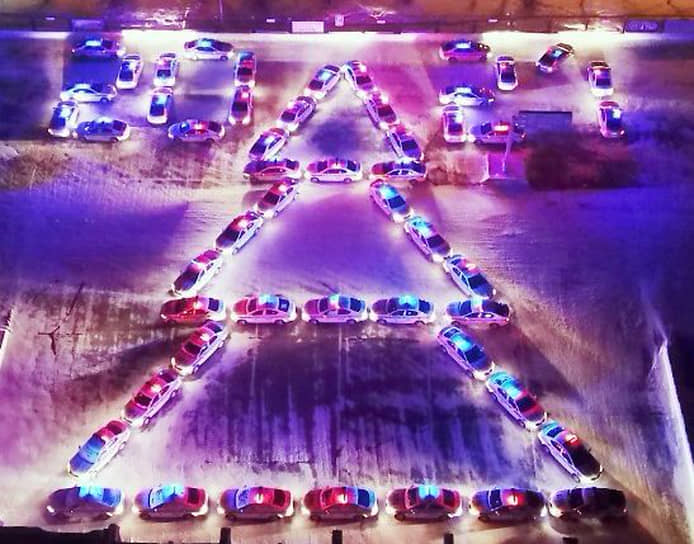 В Кузбассе 24 декабря 52 патрульных автомобиля ГИБДД приняли участие в автофлешмобе, в рамках акции «Полицейский дед мороз». Машины выстроились таким образом, чтобы образовалась цифра 2021 и гигантская автоелка. Видео флешмоба появилось на сайте ведомства