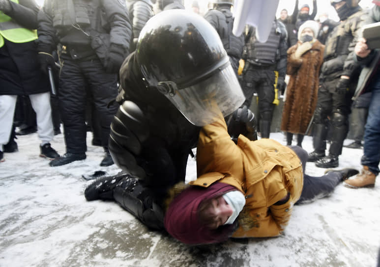 Митинг в поддержку политика Алексея Навального площади Ленина в Новосибирске. Сотрудник полиции во время задержания участника митинга