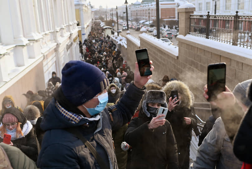 Митинг в поддержку политика Алексея Навального в Омске. Участники во время митинга