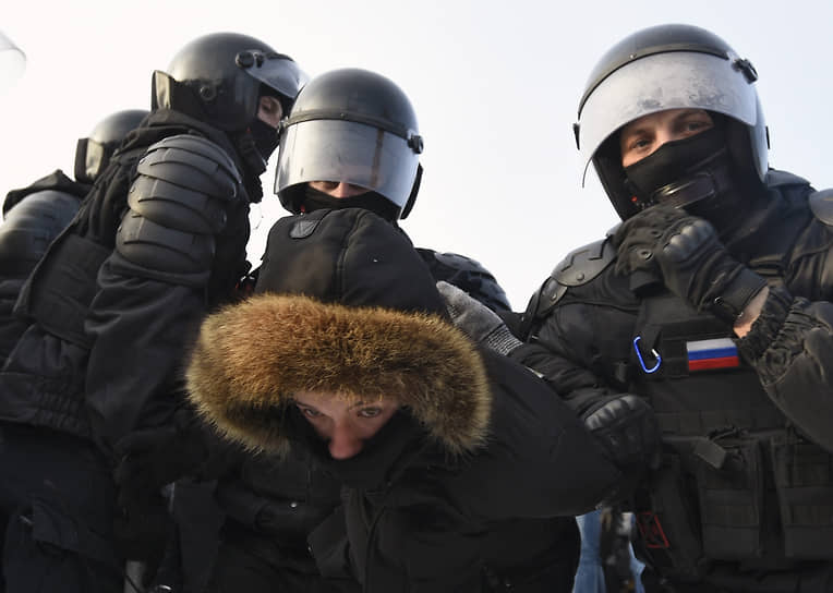 Митинг в поддержку политика Алексея Навального на Красном проспекте и Площади Ленина. Сотрудники полиции во время задержания участников митинга