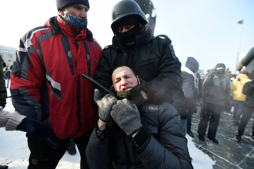 Митинг в поддержку политика Алексея Навального на Красном проспекте и Площади Ленина. Сотрудники полиции во время задержания участников митинга