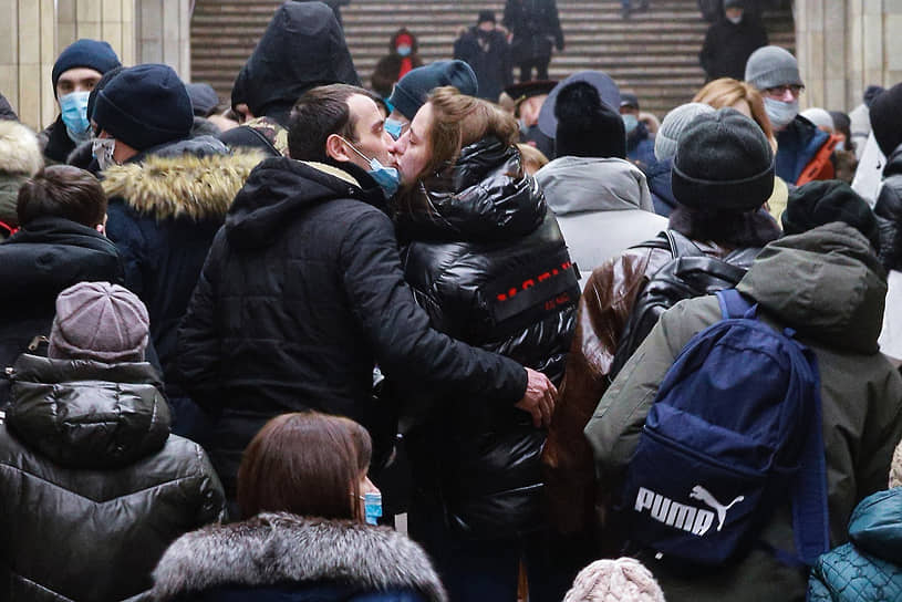 Пассажиры в медицинских масках целуются на станции метро в Новосибирске